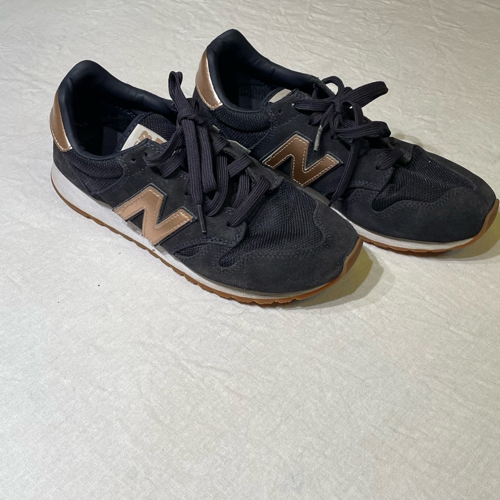 New Balance 620 women’s Black and Tan Sneakers